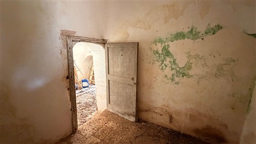 Ad 1 Km dal Paese, Trulli con Conversa e Terreno di 14.000 mq ca.